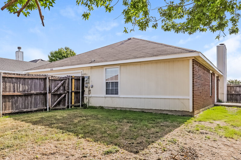 1,916/Mo, 1523 Rebecca Ln Lancaster, TX 75134 Rear View 2