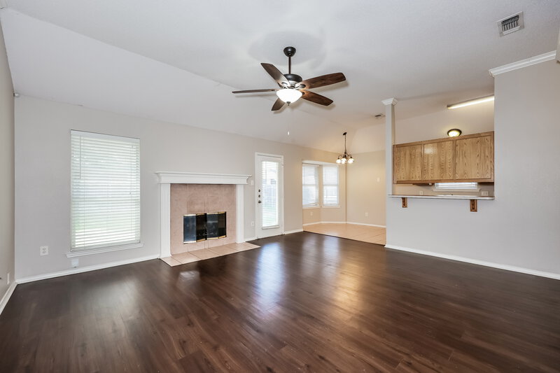 1,740/Mo, 621 Pleasant Valley Dr Burleson, TX 76028 Living Room View