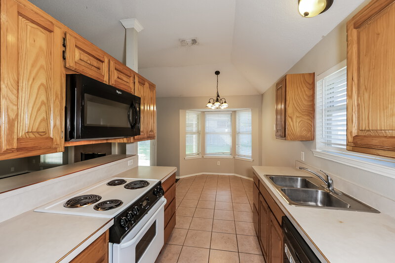 1,740/Mo, 621 Pleasant Valley Dr Burleson, TX 76028 Kitchen View