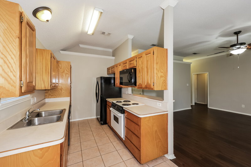 1,740/Mo, 621 Pleasant Valley Dr Burleson, TX 76028 Kitchen View 3