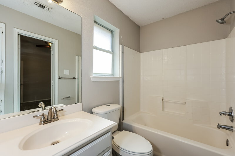 1,740/Mo, 621 Pleasant Valley Dr Burleson, TX 76028 Main Bathroom View