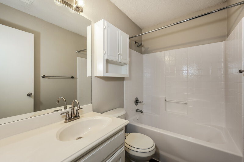 1,740/Mo, 621 Pleasant Valley Dr Burleson, TX 76028 Bathroom View