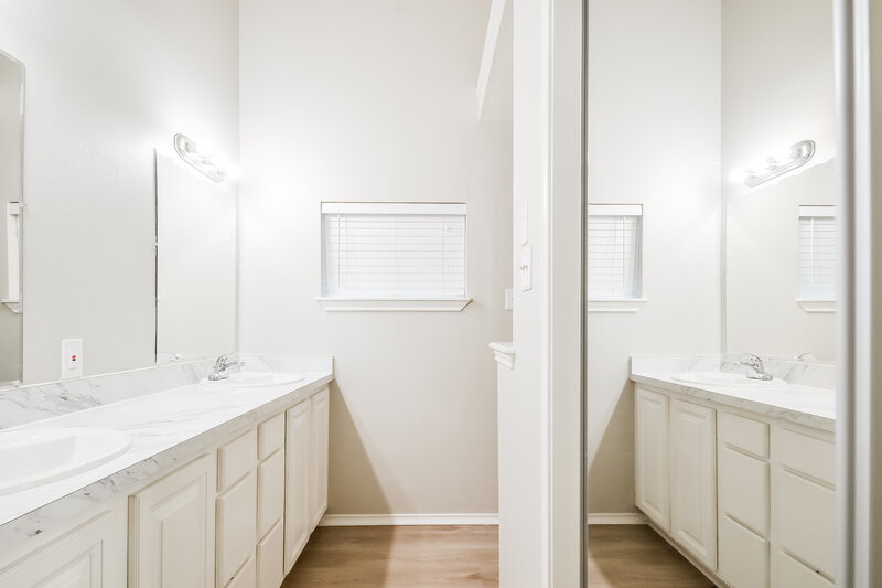 1,970/Mo, 2613 Mountainview Dr Corinth, TX 76210 Main Bathroom View