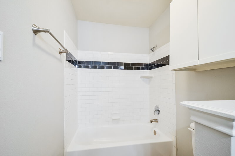 1,970/Mo, 2613 Mountainview Dr Corinth, TX 76210 Main Bathroom View 2