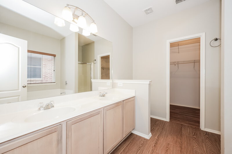 2,785/Mo, 640 Tabasco Trl Arlington, TX 76002 Main Bathroom View