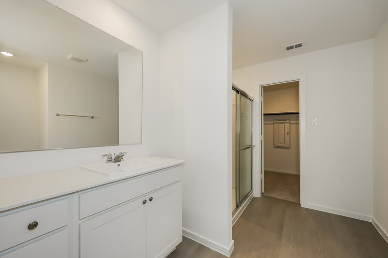 1,975/Mo, 2201 La Vista Ln Fort Worth, TX 76108 Main Bathroom View