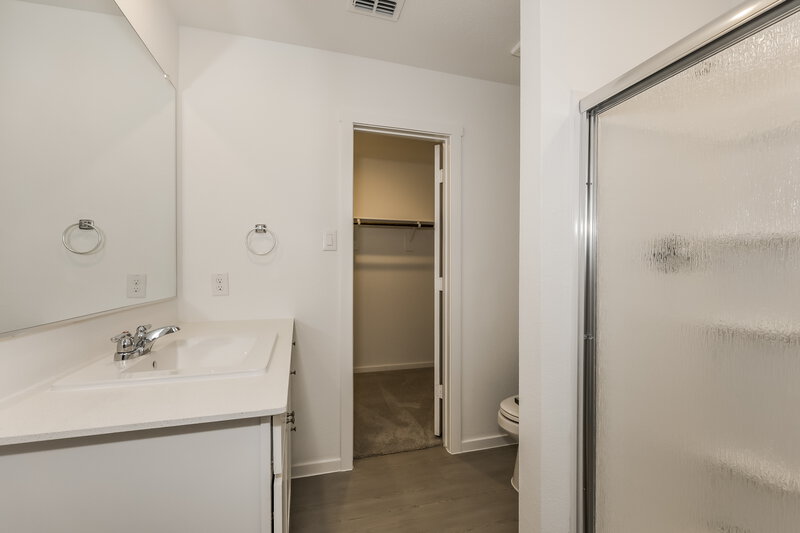 2,085/Mo, 1243 Maple St Wilmer, TX 75172 Main Bathroom View
