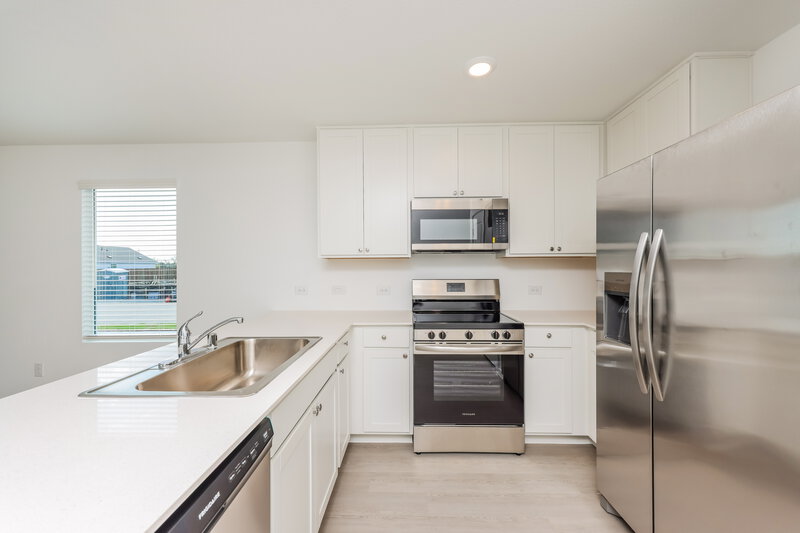 1,915/Mo, 1215 Maple St Wilmer, TX 75172 Kitchen View 3