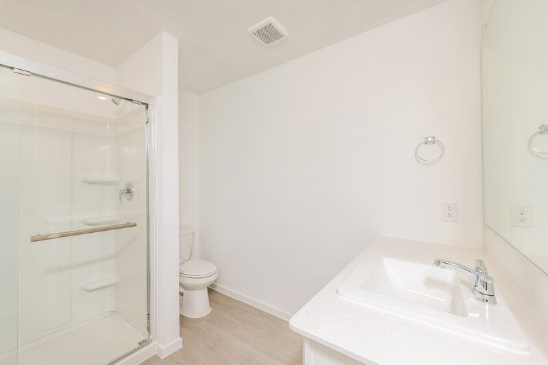1,915/Mo, 1215 Maple St Wilmer, TX 75172 Main Bathroom View