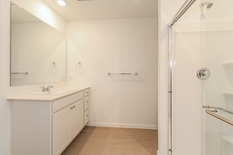 1,875/Mo, 1247 Maple St Wilmer, TX 75172 Main Bathroom View