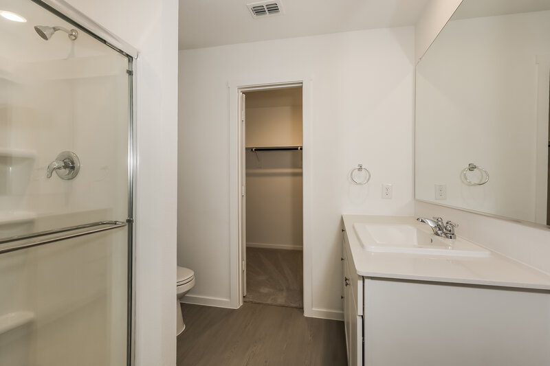 2,025/Mo, 110 Willow Way Wilmer, TX 75172 Main Bathroom View