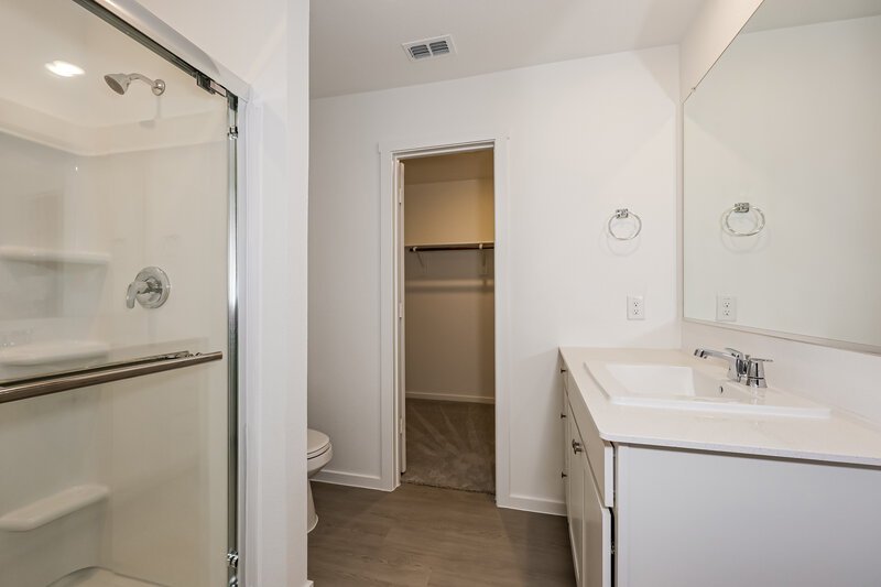 1,975/Mo, 122 Willow Way Wilmer, TX 75172 Main Bathroom View