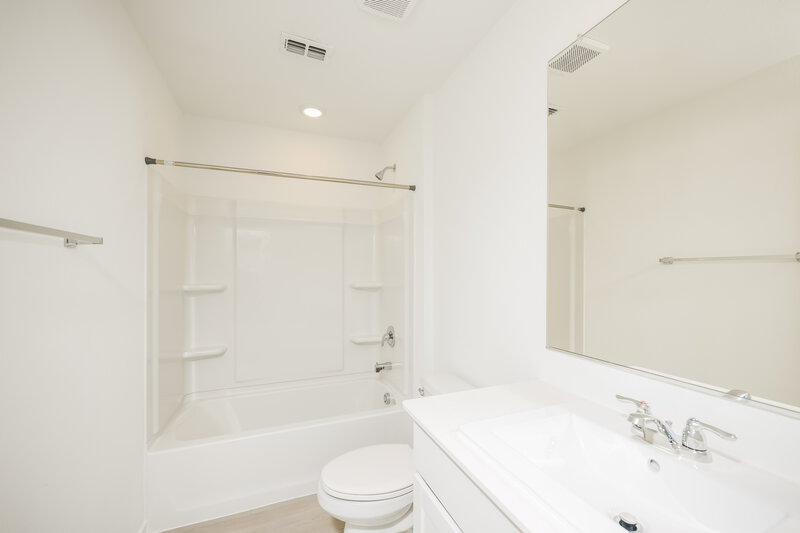 1,880/Mo, 1227 Maple St Wilmer, TX 75172 Bathroom View