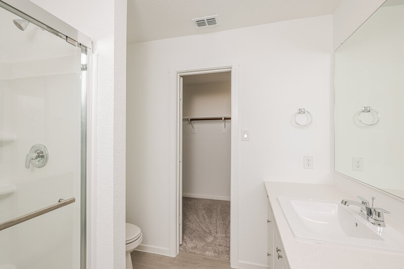 1,975/Mo, 1223 Maple St Wilmer, TX 75172 Main Bathroom View