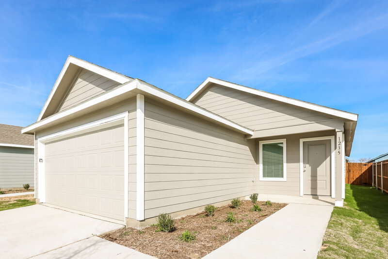 2,025/Mo, 1235 Maple St Wilmer, TX 75172 Front View