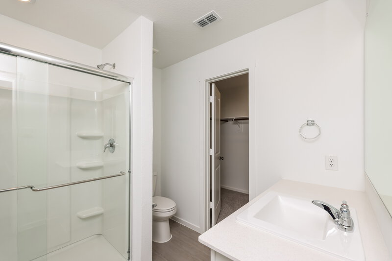 2,025/Mo, 1235 Maple St Wilmer, TX 75172 Main Bathroom View