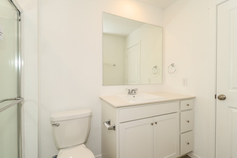2,025/Mo, 118 Willow Way Wilmer, TX 75172 Main Bathroom View