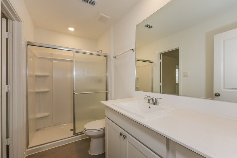 1,955/Mo, 1219 Maple St Wilmer, TX 75172 Main Bathroom View