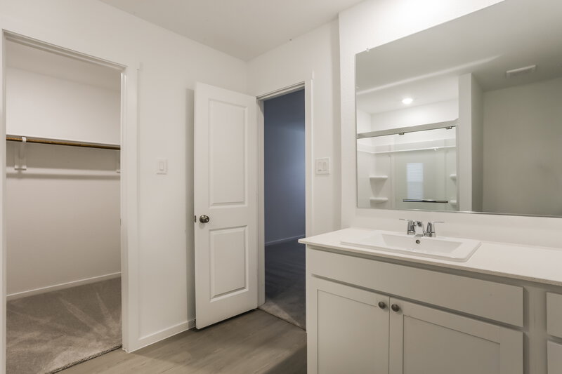 2,025/Mo, 106 Willow Way Wilmer, TX 75172 Main Bathroom View
