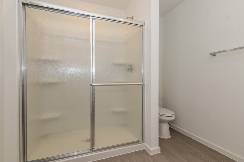 2,000/Mo, 1719 Crossbill St Forney, TX 75126 Main Bathroom View