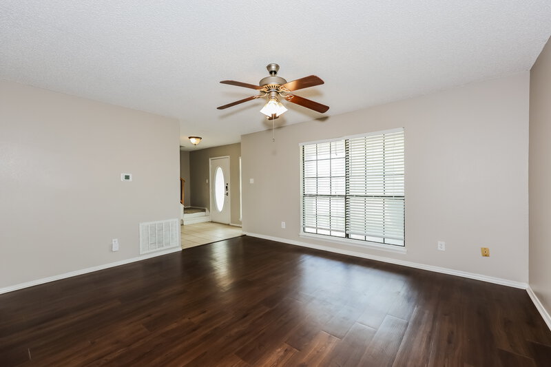 2,410/Mo, 5212 Creek Valley Dr Arlington, TX 76018 Living Room View