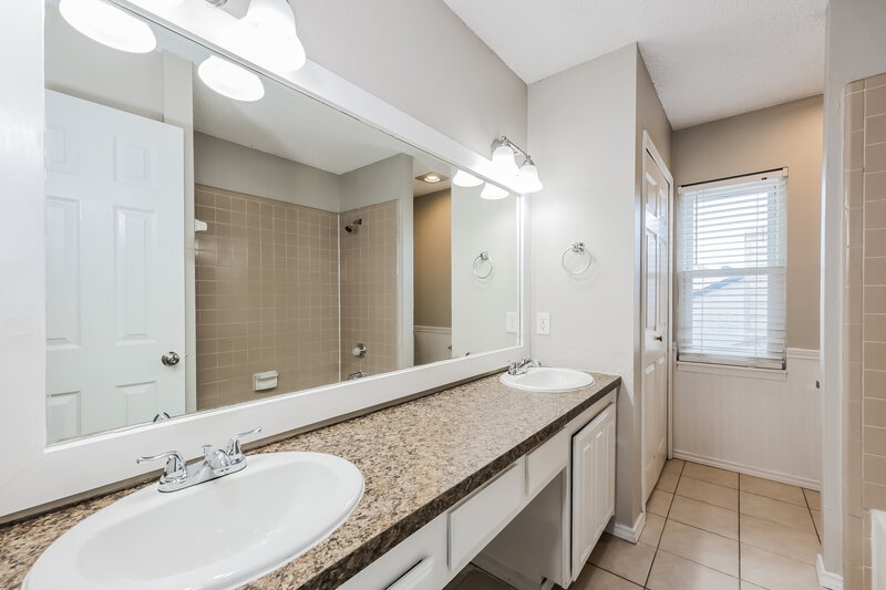 2,410/Mo, 5212 Creek Valley Dr Arlington, TX 76018 Main Bathroom View