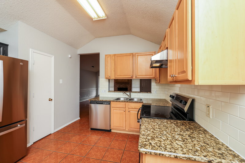 2,145/Mo, 5537 Four Winds Dr Arlington, TX 76018 Kitchen View 3
