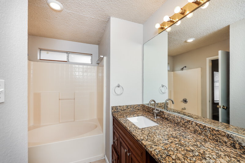 2,145/Mo, 5537 Four Winds Dr Arlington, TX 76018 Main Bathroom View