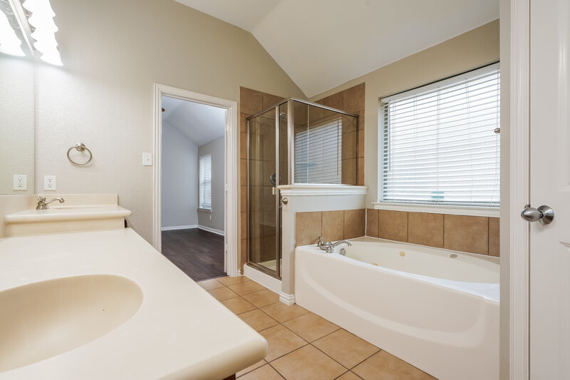 2,285/Mo, 311 Galloping Hill Rd Red Oak, TX 75154 Main Bathroom View 2