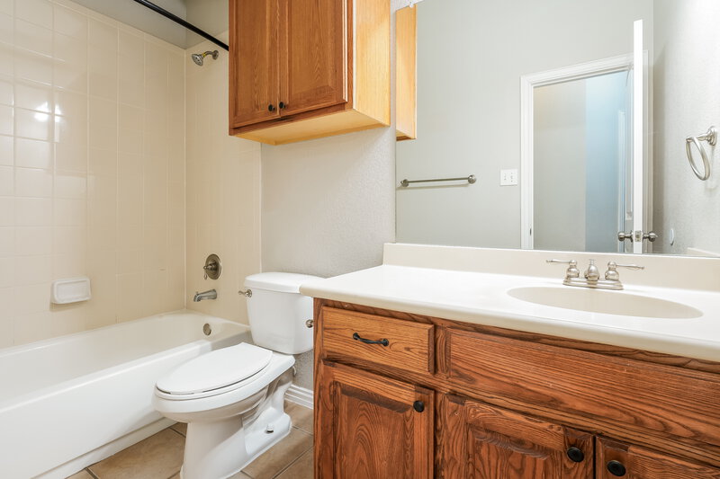 2,285/Mo, 311 Galloping Hill Rd Red Oak, TX 75154 Bathroom View