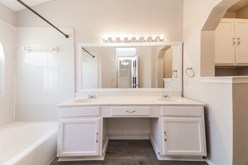 2,005/Mo, 3502 Fairview Dr Corinth, TX 76210 Main Bathroom View
