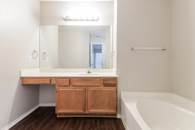 2,150/Mo, 2824 Bent Brook Dr Mesquite, TX 75181 Main Bathroom View