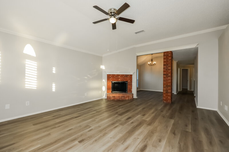 2,215/Mo, 807 Ponselle Dr Arlington, TX 76001 Living Room View 2