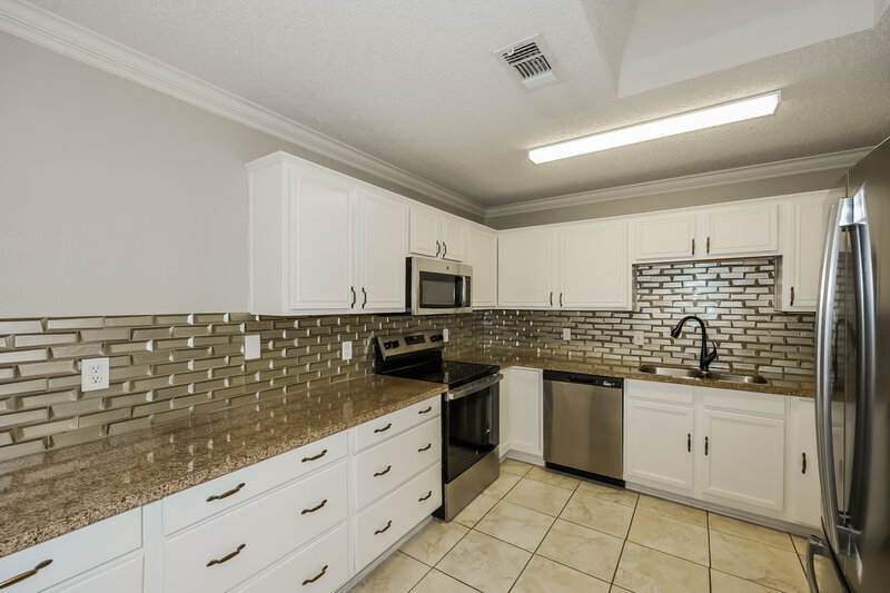 2,215/Mo, 807 Ponselle Dr Arlington, TX 76001 Kitchen View 3