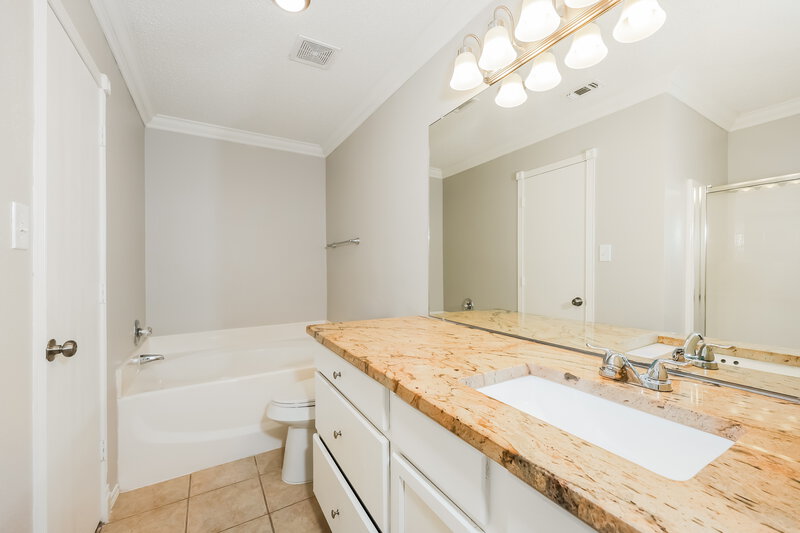 2,215/Mo, 807 Ponselle Dr Arlington, TX 76001 Main Bathroom View