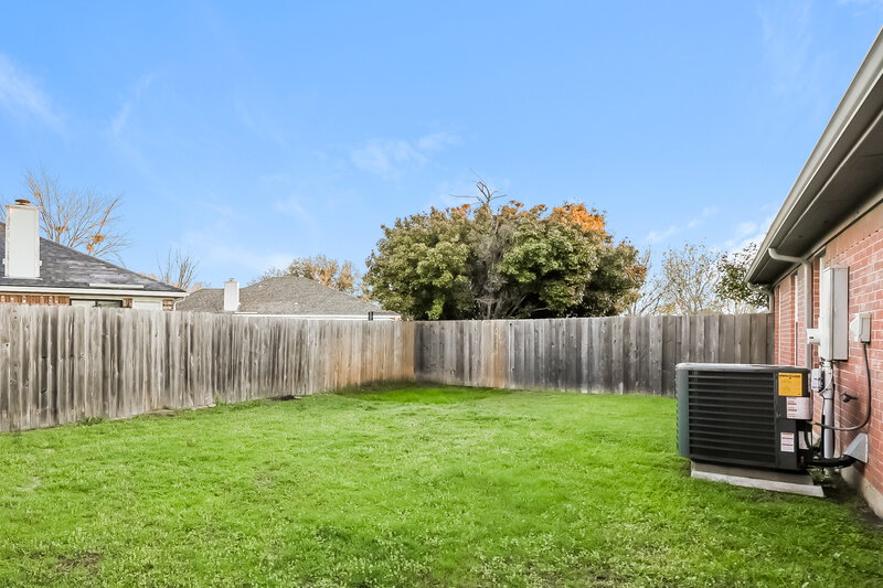 2,215/Mo, 807 Ponselle Dr Arlington, TX 76001 Rear View