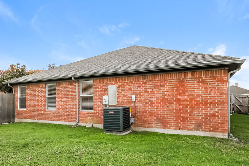 2,215/Mo, 807 Ponselle Dr Arlington, TX 76001 Rear View 2