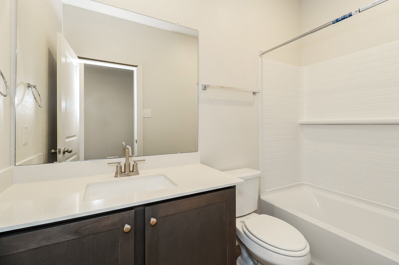 2,280/Mo, 1500 Harvester Dr Fort Worth, TX 76140 Bathroom View