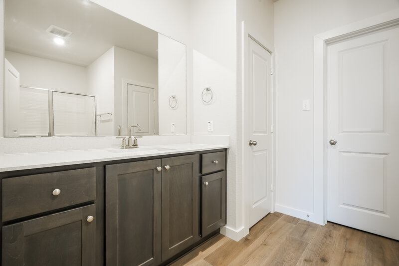 2,045/Mo, 1536 Harvester Dr Fort Worth, TX 76140 Main Bathroom View 2