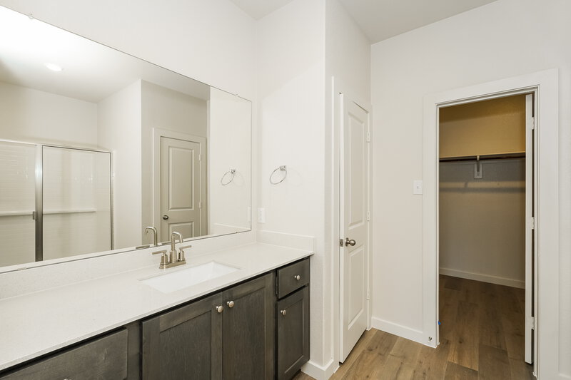 2,085/Mo, 1308 Tilton Dr Fort Worth, TX 76140 Main Bathroom View