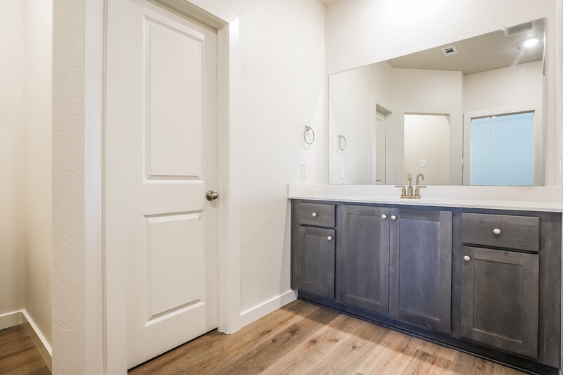 2,175/Mo, 1532 Harvester Dr Fort Worth, TX 76140 Main Bathroom View