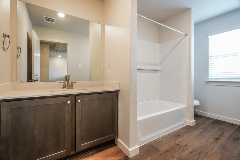 2,400/Mo, 1540 Harvester Dr Fort Worth, TX 76140 Bathroom View