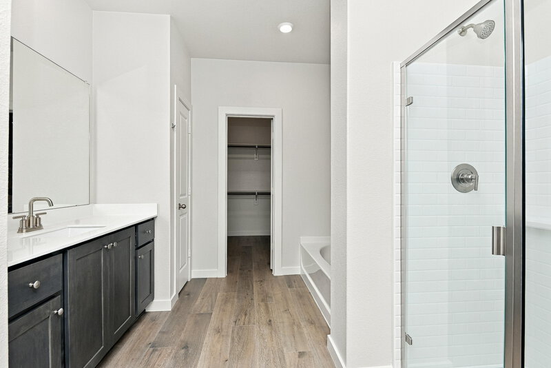 2,350/Mo, 1321 Tilton Dr Fort Worth, TX 76140 Primary Bathroom View