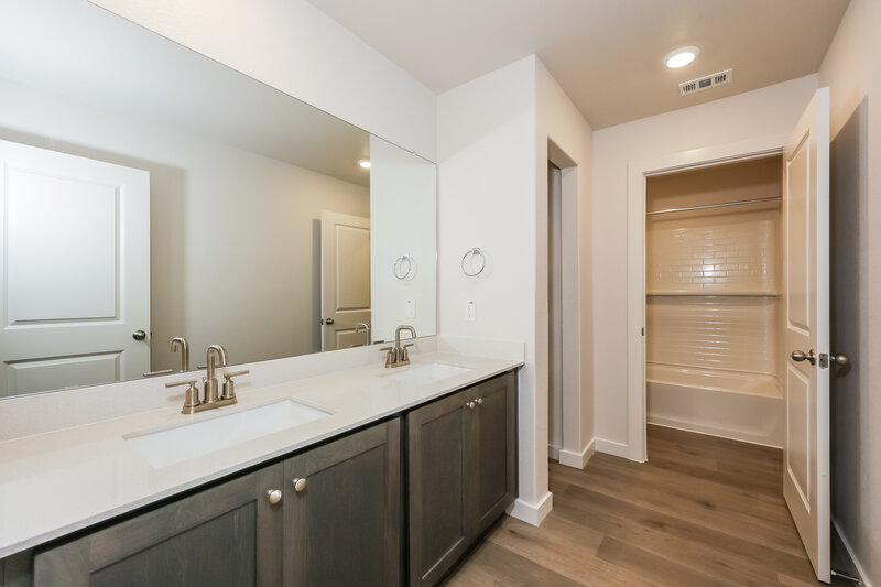 2,570/Mo, 1324 Tilton Dr Fort Worth, TX 76140 Bathroom View 2