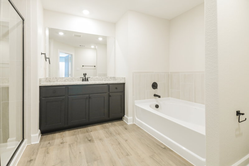 2,158/Mo, 907 Princeton Hts Princeton, TX 75407 Main Bathroom View