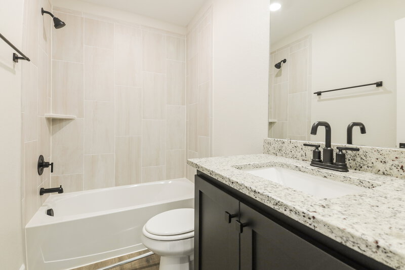 2,158/Mo, 907 Princeton Hts Princeton, TX 75407 Bathroom View