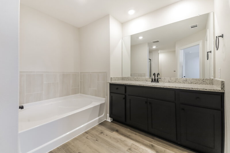2,225/Mo, 804 Princeton Heights Blvd Princeton, TX 75407 Main Bathroom View
