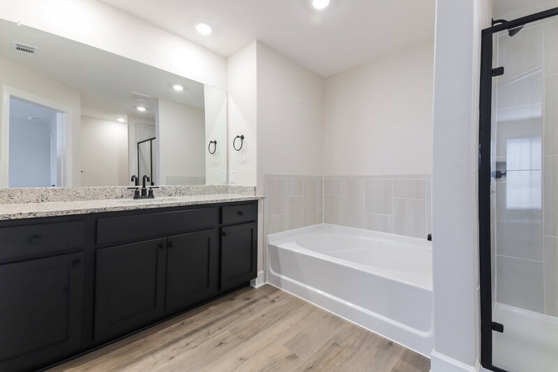 2,160/Mo, 709 Princeton Heights Blvd Princeton, TX 75407 Main Bathroom View