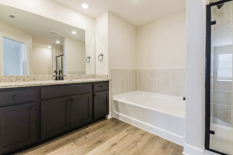 2,160/Mo, 706 Princeton Heights Blvd Princeton, TX 75407 Main Bathroom View