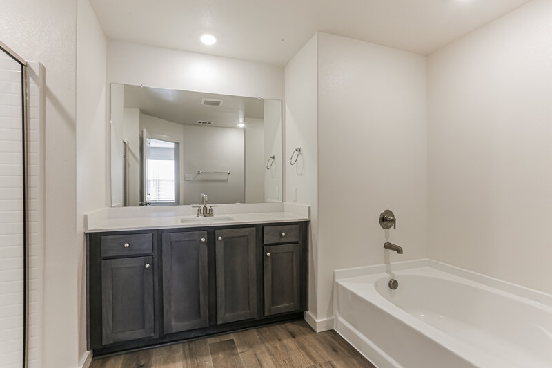 2,276/Mo, 422 Watson Ct Venus, TX 76084 Main Bathroom View 2